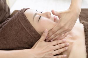 フェイシャルマッサージを受ける女性