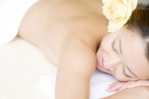エステを受ける女性